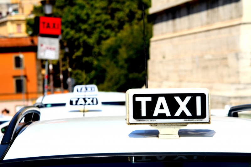 taxis-MONS-min_taxi_auto_rome_road_white-1051610